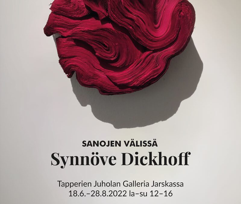 Sanojen välissä, Synnöve Dickhoffin näyttelyjuliste, Tapperien Juhola 18.6.–28.8.2022